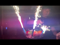 Именниный пирог с днем рождений мандарина 30s миражирует фейерверки для партии детей детей