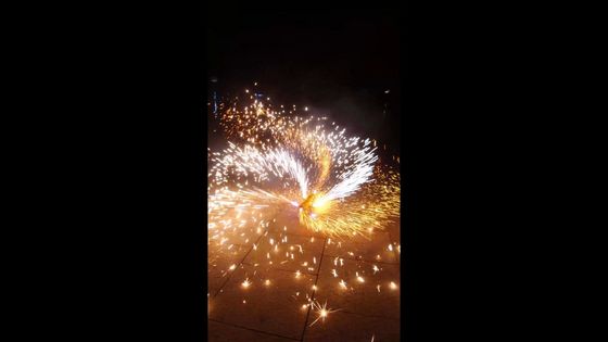 Фейерверки фонтана Tumbler Pyrotechnic бенгальского огня мандарина смешные салютуют на открытом воздухе