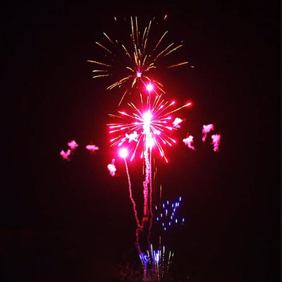 На улице 300 выстрелов пирог Фейерверк